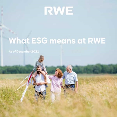 Eine Familie mit Kindern im Feld, umgeben von Windkraftanlagen, Symbol für Nachhaltigkeit und ESG bei RWE.