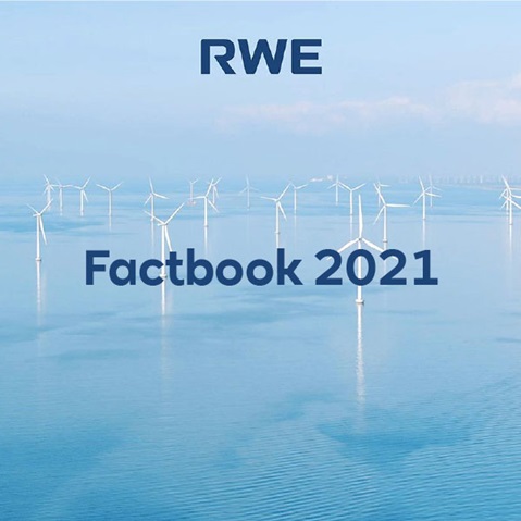 Eine weite Wasserlandschaft mit mehreren Windkraftanlagen unter einem klaren Himmel. Das Wort 'Factbook 2021' ist prominent.