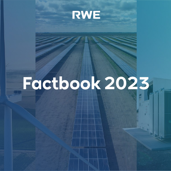 Das Bild zeigt eine Kombination aus Windkraftanlagen, Solarpanelen und technologischem Equipment mit dem Text 'Factbook 2023'.