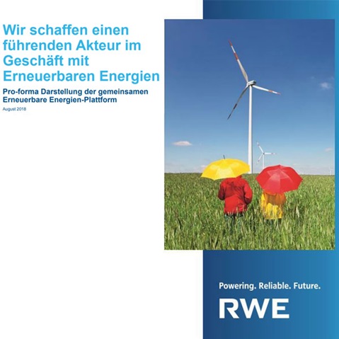Zwei Personen mit Regenschirmen stehen auf einem Feld, während ein Windrad im Hintergrund sichtbar ist.