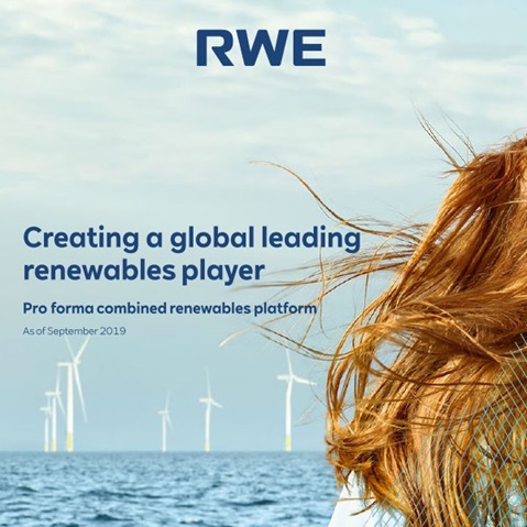 Eine Frau mit wehenden Haaren steht vor einer Kulisse aus Windkraftanlagen und blauem Himmel, die erneuerbare Energien hervorhebt.