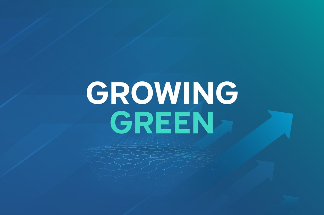 Der Text 'GROWING GREEN' auf einem blauen Hintergrund mit aufsteigenden Pfeilen und einem hexagonalen Muster.