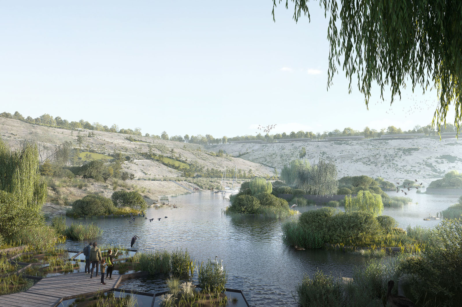 Eine ruhige Landschaft mit einem Fluss, üppigem Grün und Menschen, die auf einem Holzweg entlang ruhiger Gewässer gehen.