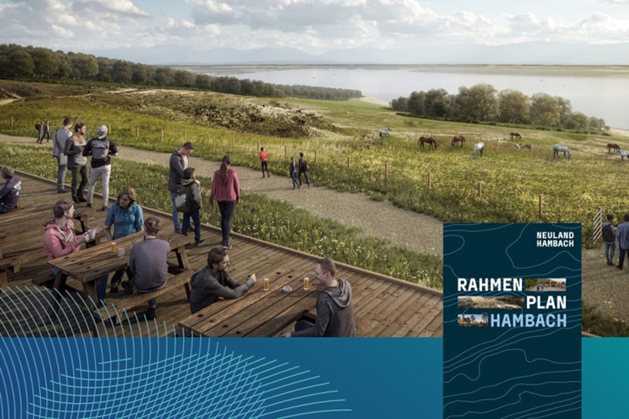 Eine malerische Aussicht auf Menschen, die Getränke an einem Holztisch genießen, mit grasen Pferden in der Nähe, umgeben von Grün und Wasser.