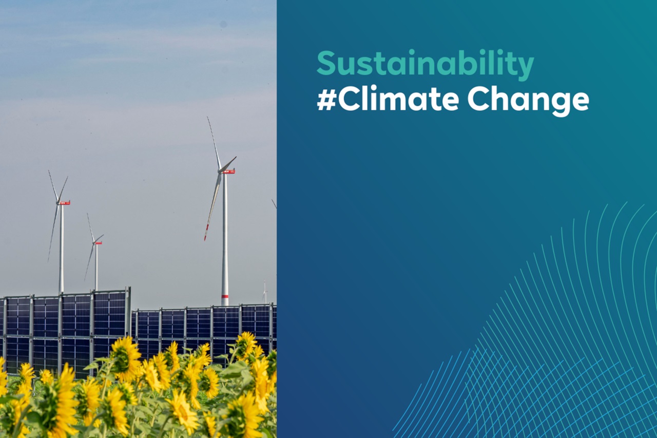 Ein Feld mit Sonnenblumen, Windkraftanlagen und Solarpanels im Hintergrund, das Nachhaltigkeit und Klimawandel symbolisiert.