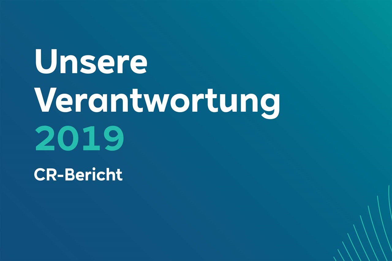 Das Bild zeigt einen blauen Farbverlaufs-Hintergrund mit dem Text 'Unsere Verantwortung 2019 CR-Bericht' deutlich sichtbar.