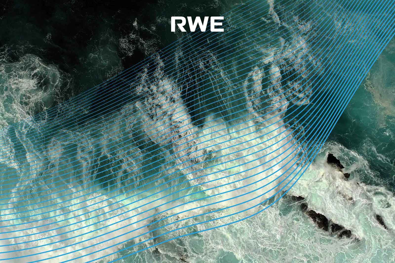 Wasseroberfläche mit blauen Linien, die Bewegung anzeigen. Im Hintergrund sieht man schwarzes Gestein und schäumende Wellen.