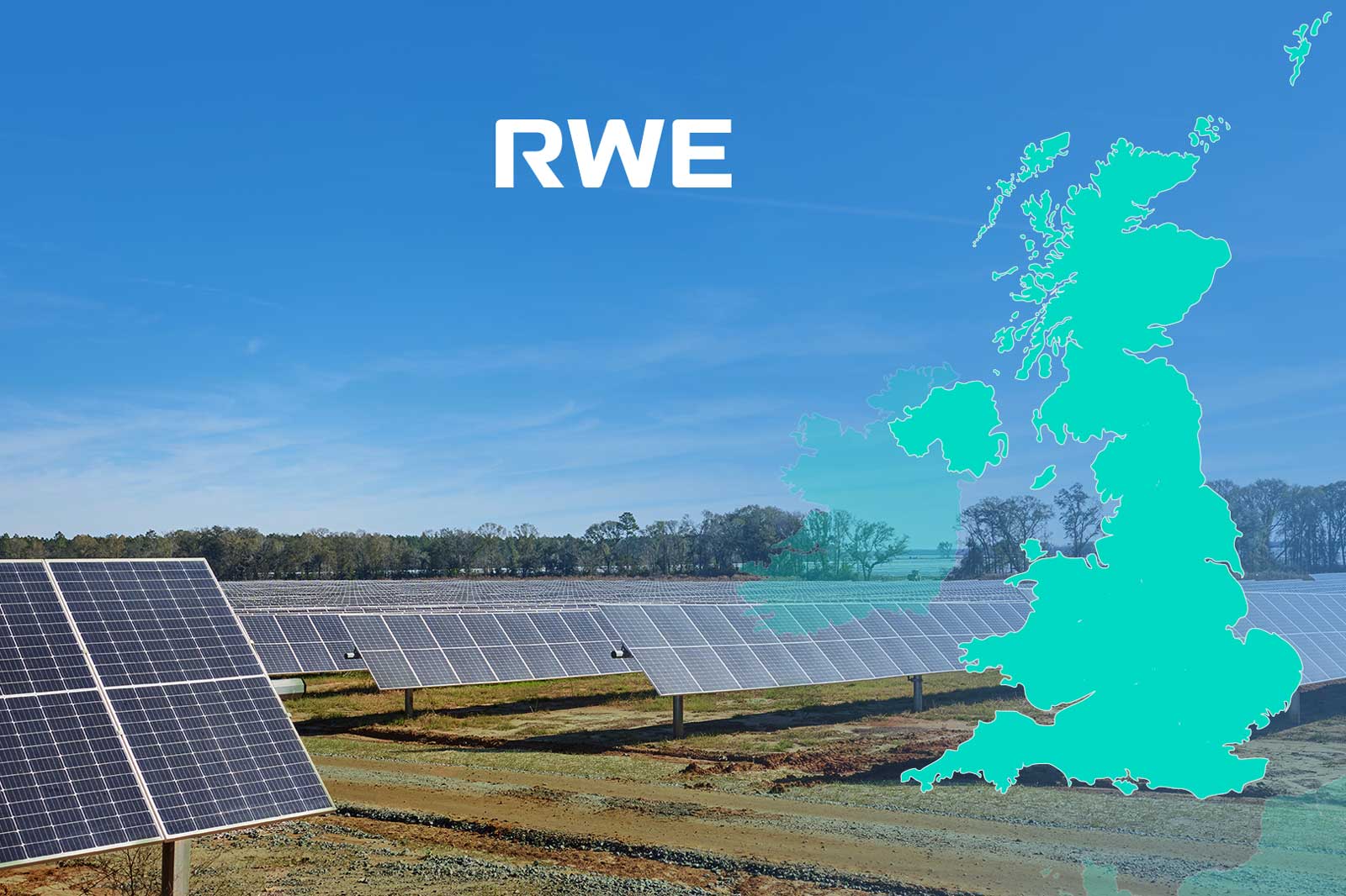 Eine Solarparklandschaft mit Solarpanelen und einer Karte von Großbritannien im Vordergrund. Das Logo von RWE ist sichtbar.