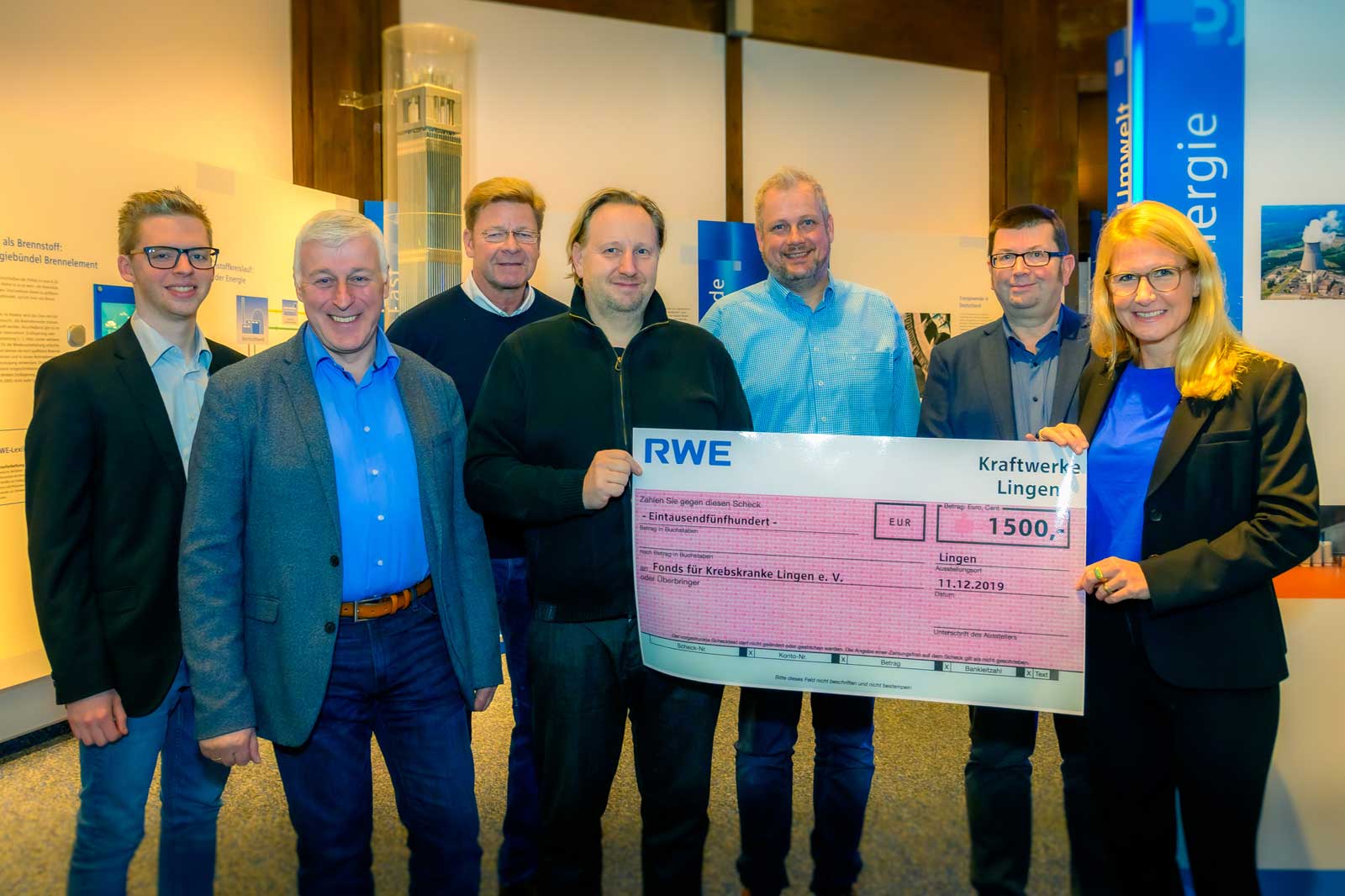 Eine Gruppe von Personen präsentiert einen großen Scheck über 1500 Euro für den Fonds für krebskranke Lingen e. V.