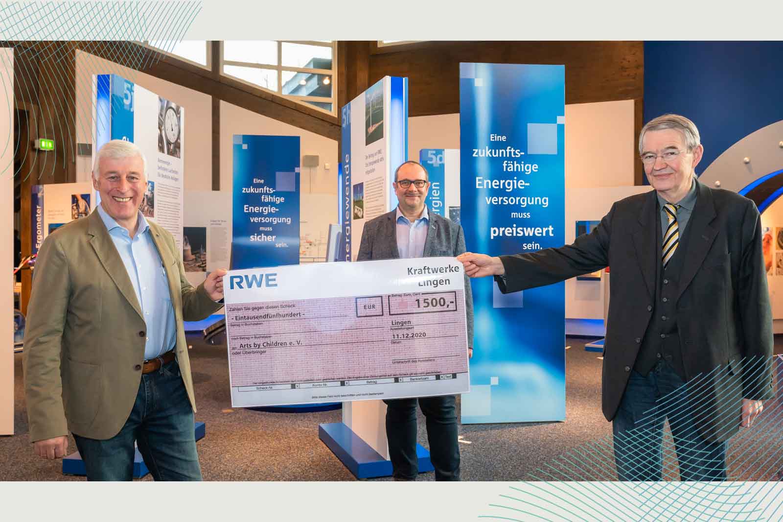 Drei Männer halten einen großen Scheck von RWE über 1.500 € bei einer Veranstaltung zur Förderung nachhaltiger Energie.