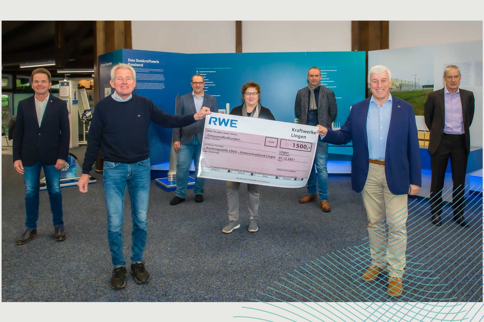 Sechs Personen präsentieren einen Scheck über 1500 Euro in einem Informationsraum über das Gaskraftwerk Emsland.