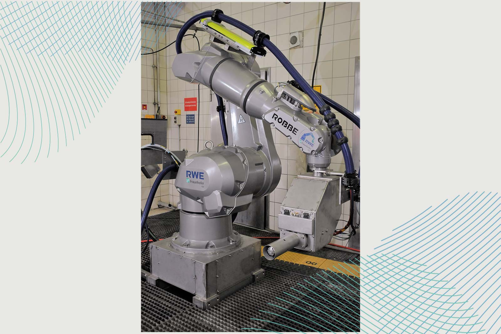 Ein Roboterarm mit RWE-Branding befindet sich in einer Laborumgebung, die komplexe Maschinen und Rohre aufweist.