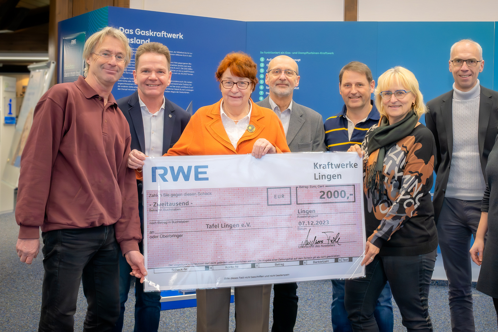 Eine Gruppe von Personen hält einen großen Scheck über 2000 €, der die Tafel Lingen e.V. unterstützt, aufgenommen bei einer Veranstaltung im Gaskraftwerk.