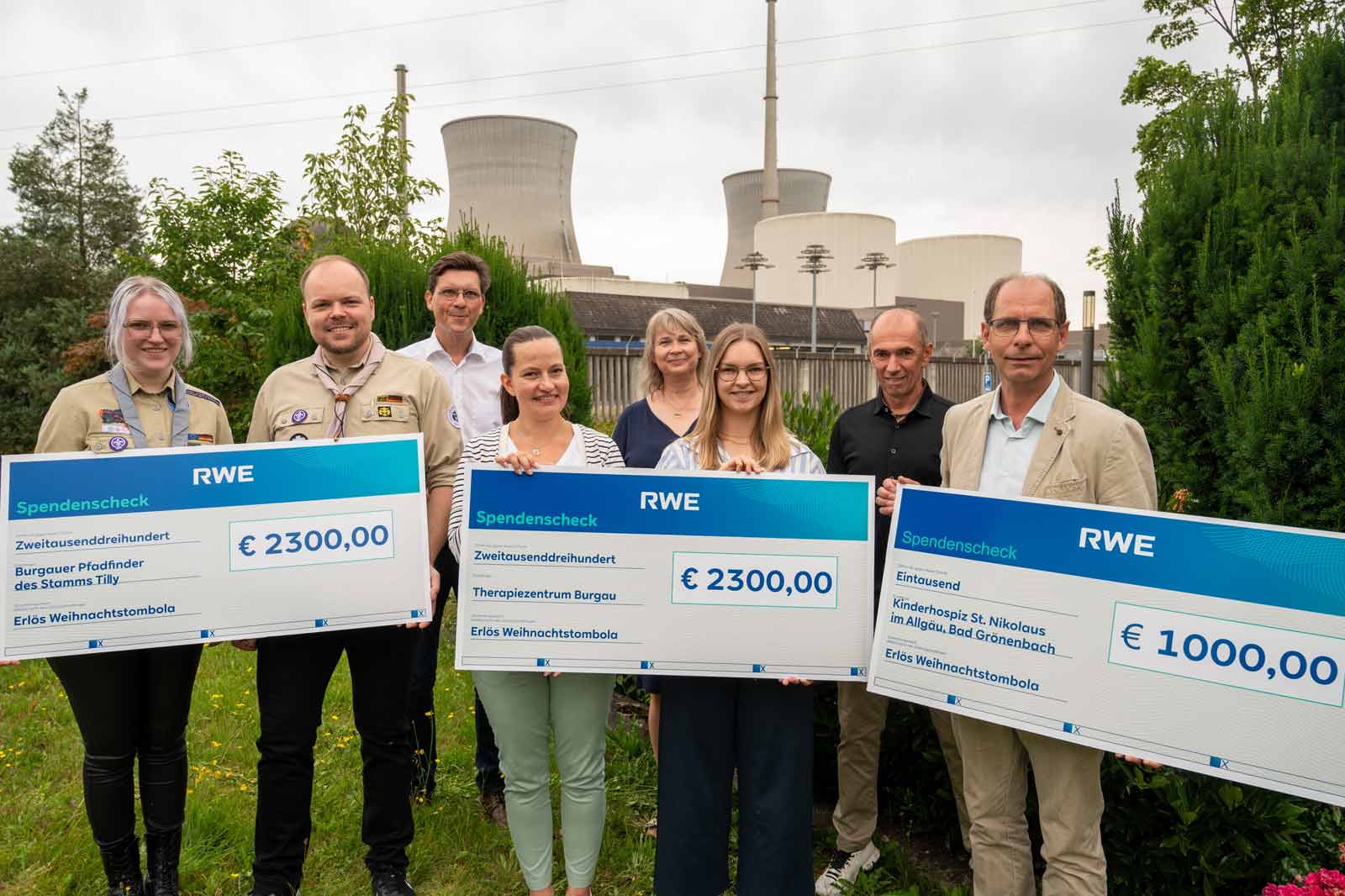 Gruppenfoto mit Spendenchecks über 2300 Euro für Therapiezentrum Burgau und 1000 Euro für Kinderhospiz St. Nikolaus.