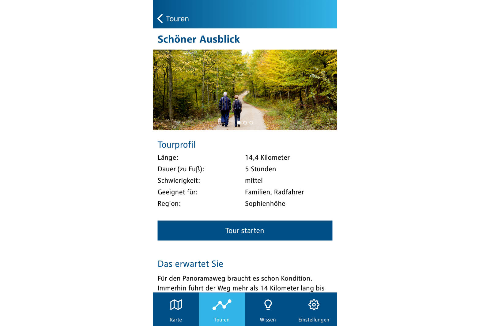 Ein malerischer Wanderweg, umgeben von herbstlichen Bäumen, zeigt zwei Wanderer, die die Aussicht geniessen.