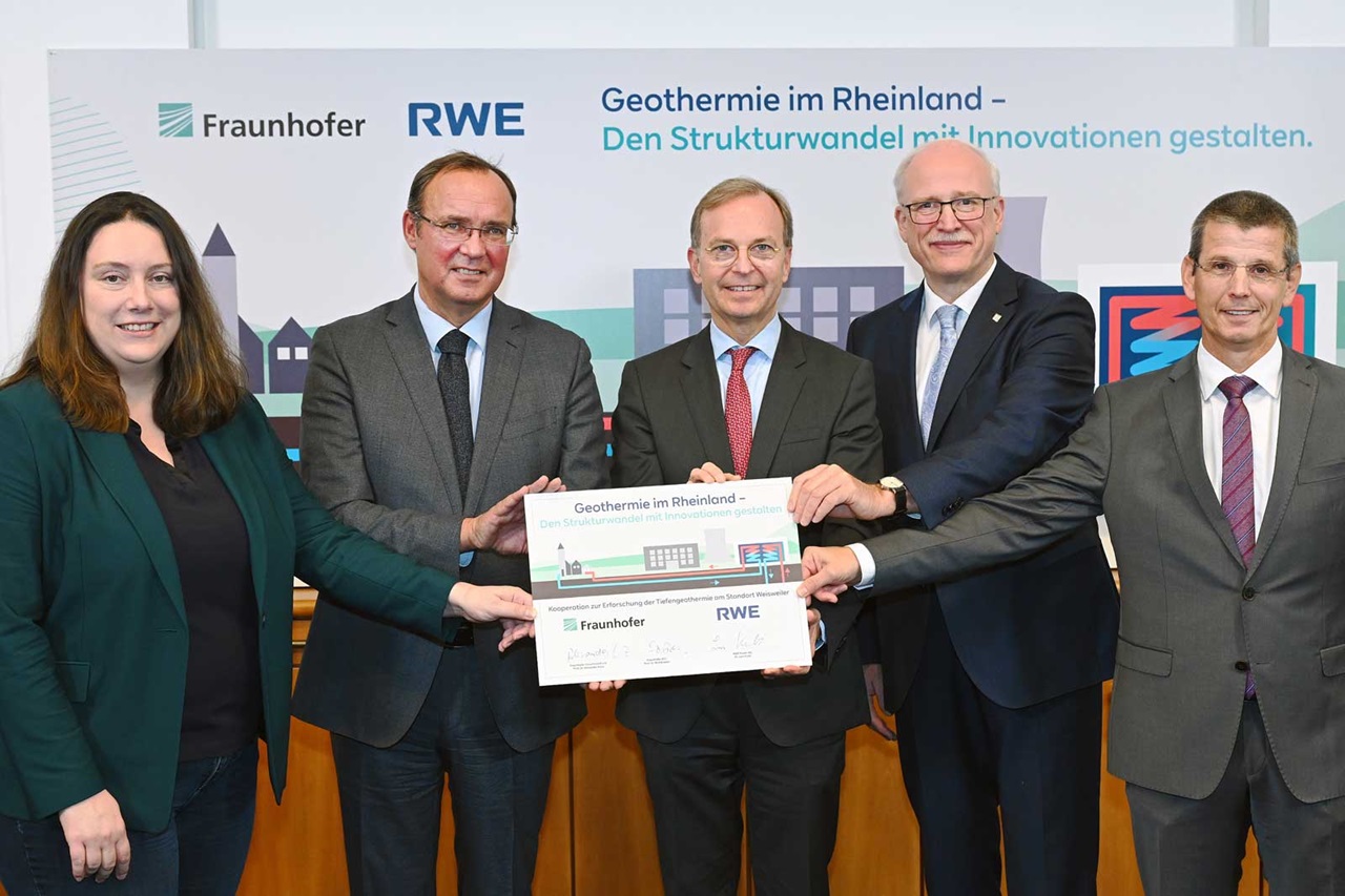 Gruppenfoto mit Personen, die ein Zertifikat für Geothermie im Rheinland präsentieren, im Hintergrund ein Banner.