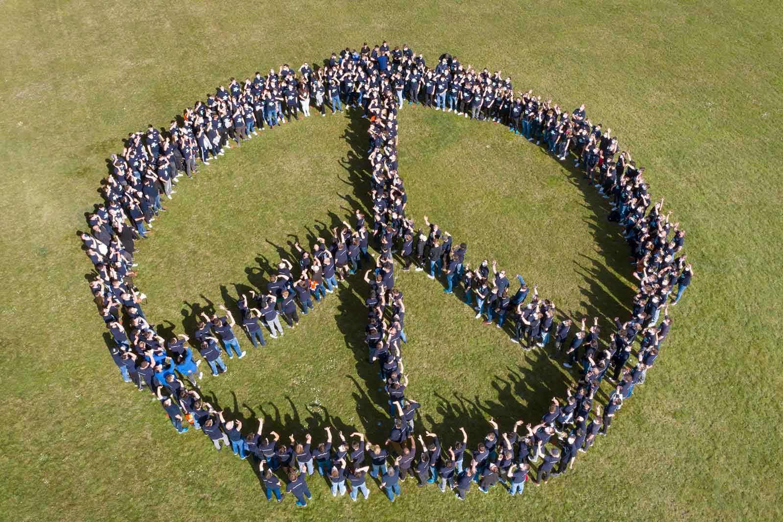 500 RWE-Azubis formieren sich zum Friedenssymbol