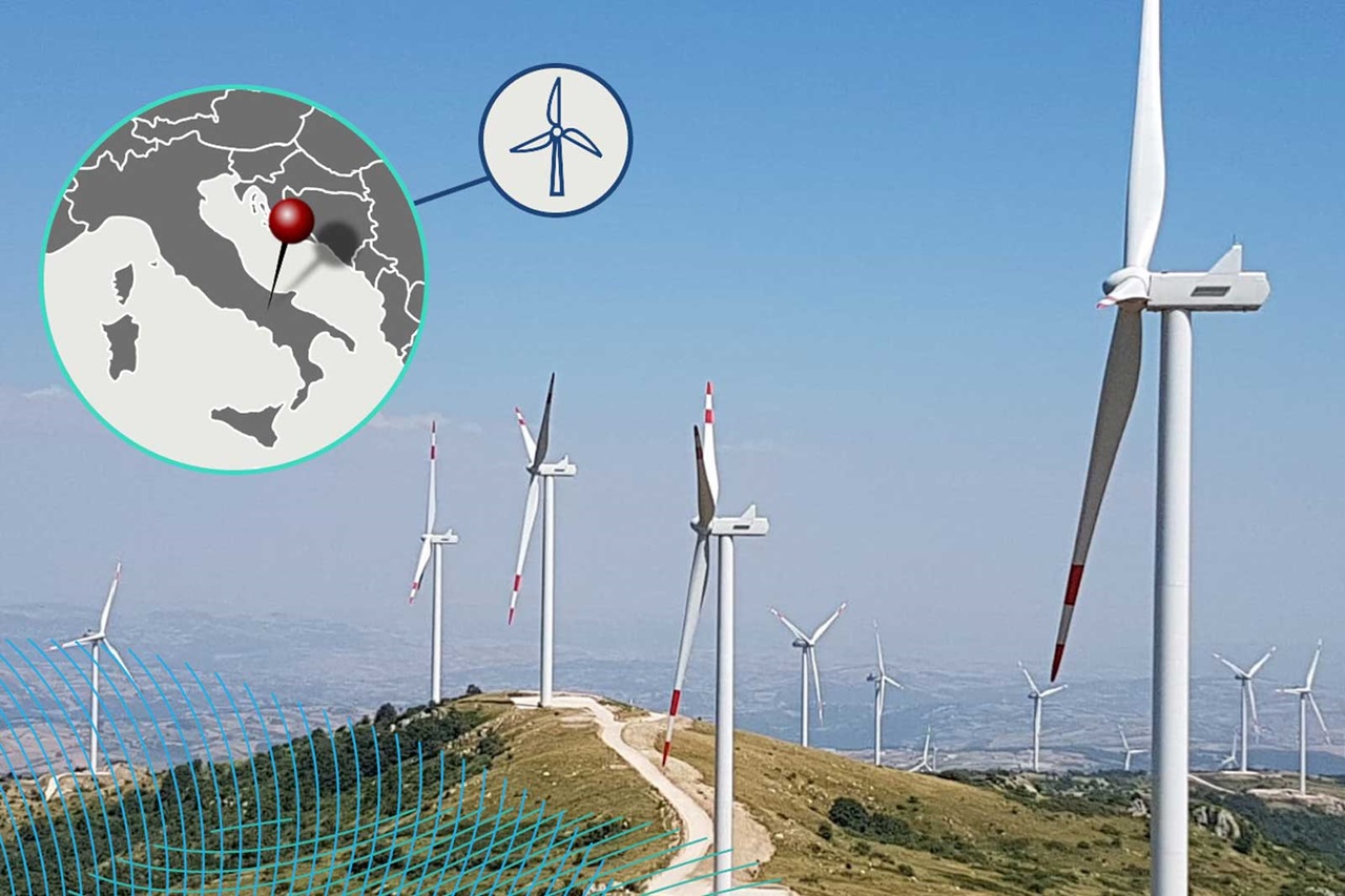 Windkraftanlagen auf einem Hügel mit einer Karte von Europa, die den Standort zeigt.