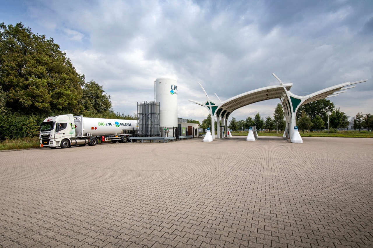 Ein moderner LNG-Betankungsplatz mit einem Lastwagen, einem Lagerbehälter und einem einzigartigen architektonischen Dach.