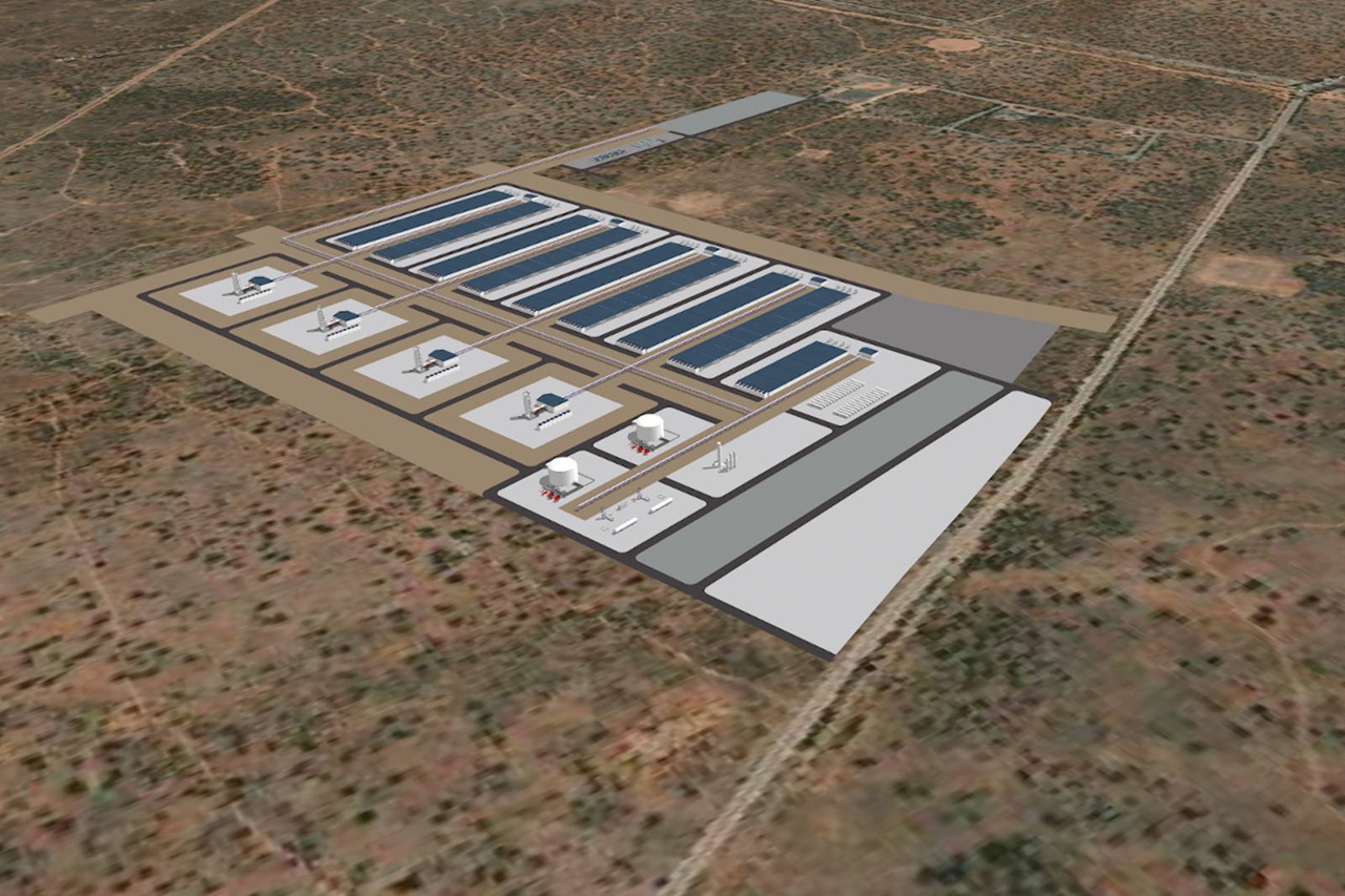 Luftaufnahme einer Industrieanlage mit Solarpanelen, Lagertanks und verschiedenen Gebäuden in einer trockenen Landschaft.