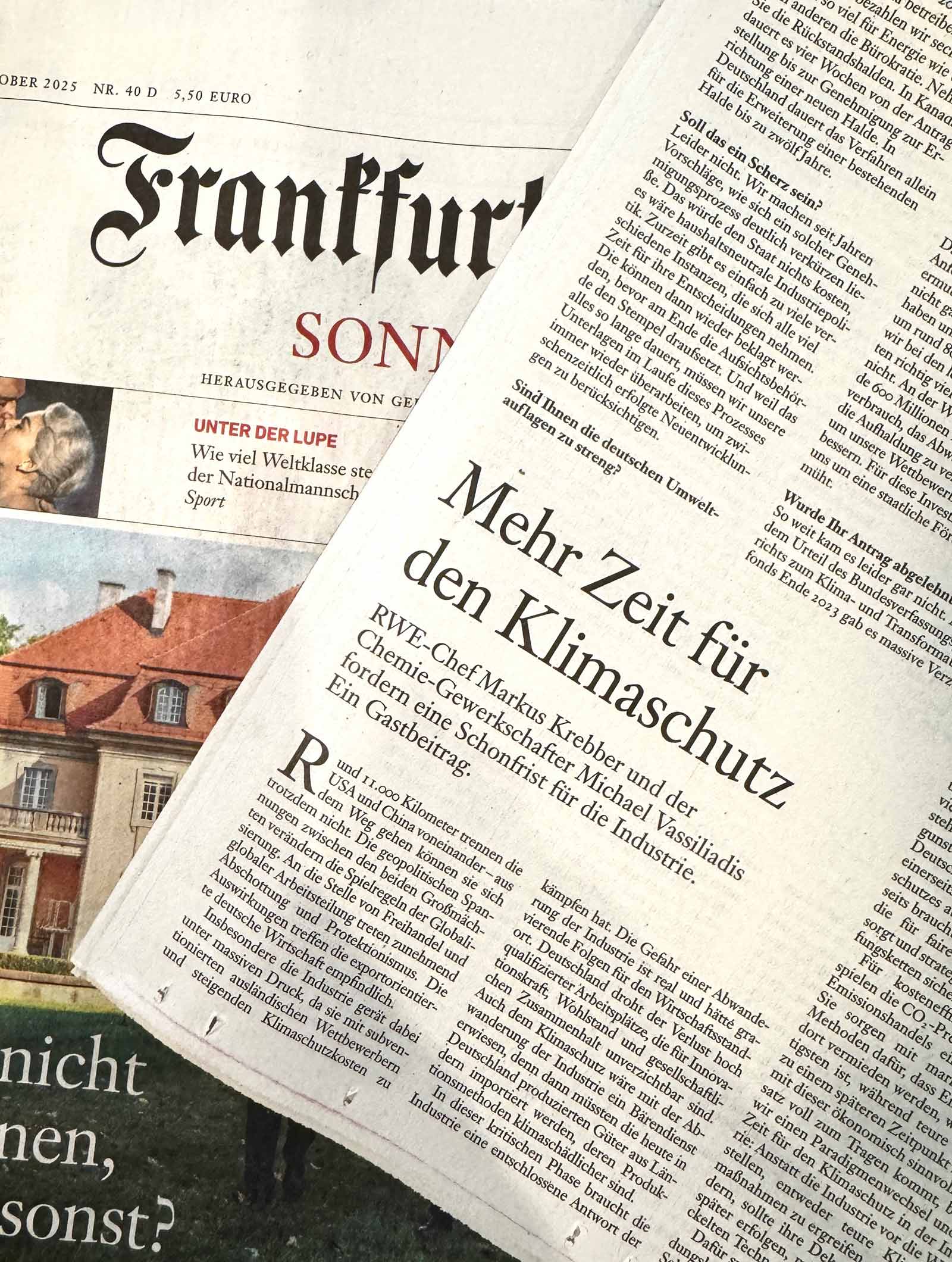 Eine Zeitungsseite mit dem Titel 'Frankfurter Sonntagszeitung' und einem Artikel über Klimaschutz und Industrie.