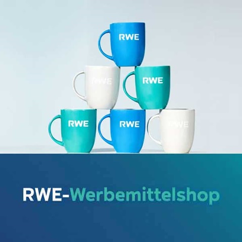 Sechs Tassen in verschiedenen Farben mit dem Logo RWE übereinander gestapelt. Im Hintergrund ein blauer Farbverlauf.