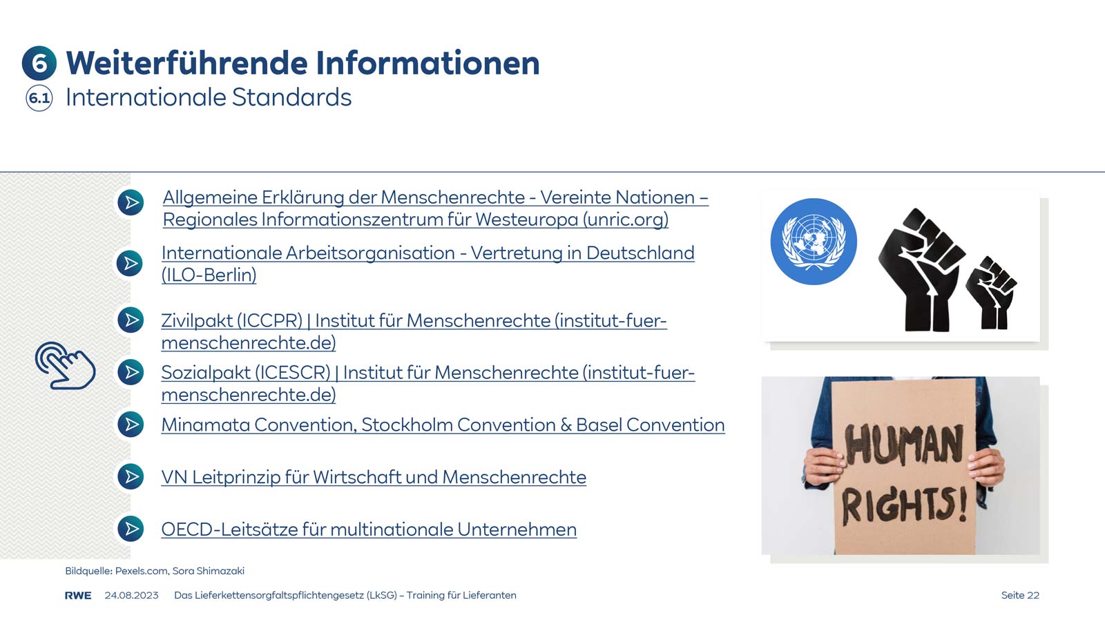 Eine Folie mit internationalen Standards zu Menschenrechten, verschiedenen Organisationen und einem Protestbild.