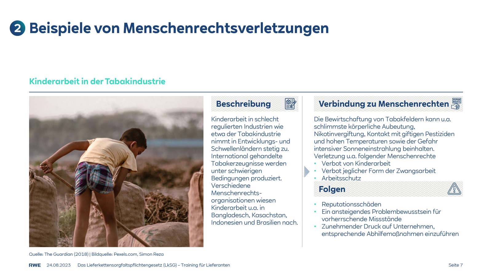 Eine Menschenmenge in bunten Kleidern versammelt, die eine Präsentation über Menschenrechtsverletzungen hervorhebt.