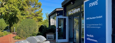 Der Eingang der RWE Nuclear GmbH zeigt ein modernes Gebäude, umgeben von Grünflächen, und ein einladendes Schild.