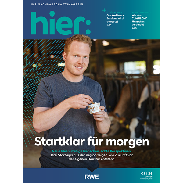 Ein lächelnder Mann in grauem T‑Shirt hält eine kleine Tasse vor einem Kuhstall, darauf „hier.“, die Überschrift „Startklar für morgen“ und das Logo „RWE“.