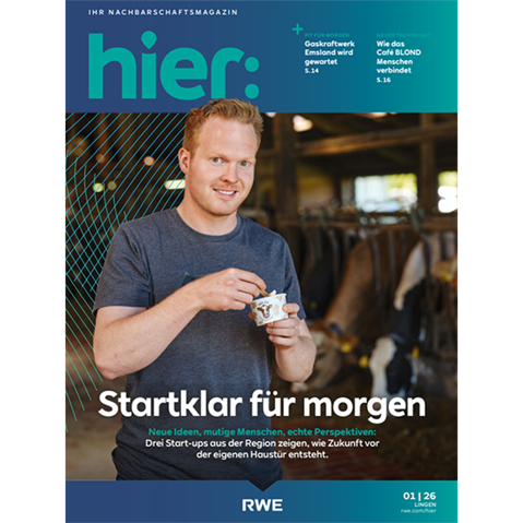 Ein lächelnder Mann in grauem T‑Shirt hält eine kleine Tasse vor einem Kuhstall, darauf „hier.“, die Überschrift „Startklar für morgen“ und das Logo „RWE“.