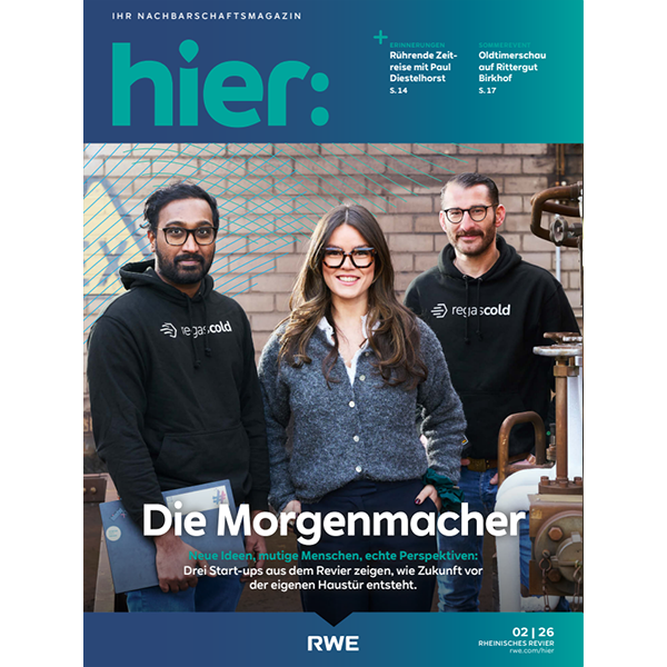 Drei Gründer vor heller Backsteinwand und Metallrohren: in der Mitte eine Frau mit Brille und Cardigan, zwei Männer in schwarzen Hoodies, Schriftzug „hier:“ und „Die Morgenmacher“.