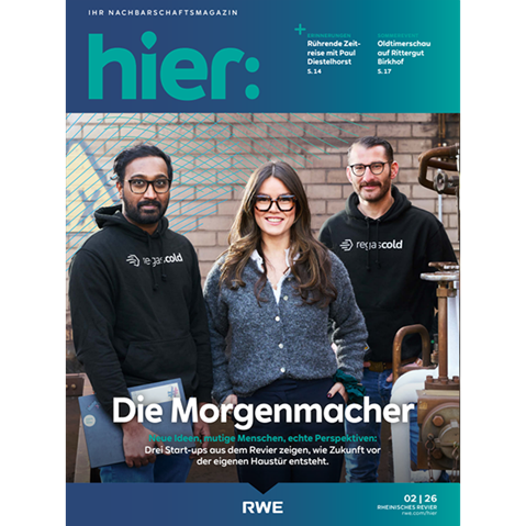 Drei Gründer vor heller Backsteinwand und Metallrohren: in der Mitte eine Frau mit Brille und Cardigan, zwei Männer in schwarzen Hoodies, Schriftzug „hier:“ und „Die Morgenmacher“.