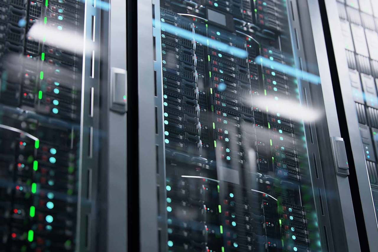 Ein Blick auf ein Server-Rack mit leuchtenden LEDs in verschiedenen Farben, die den Betrieb der Server anzeigen.