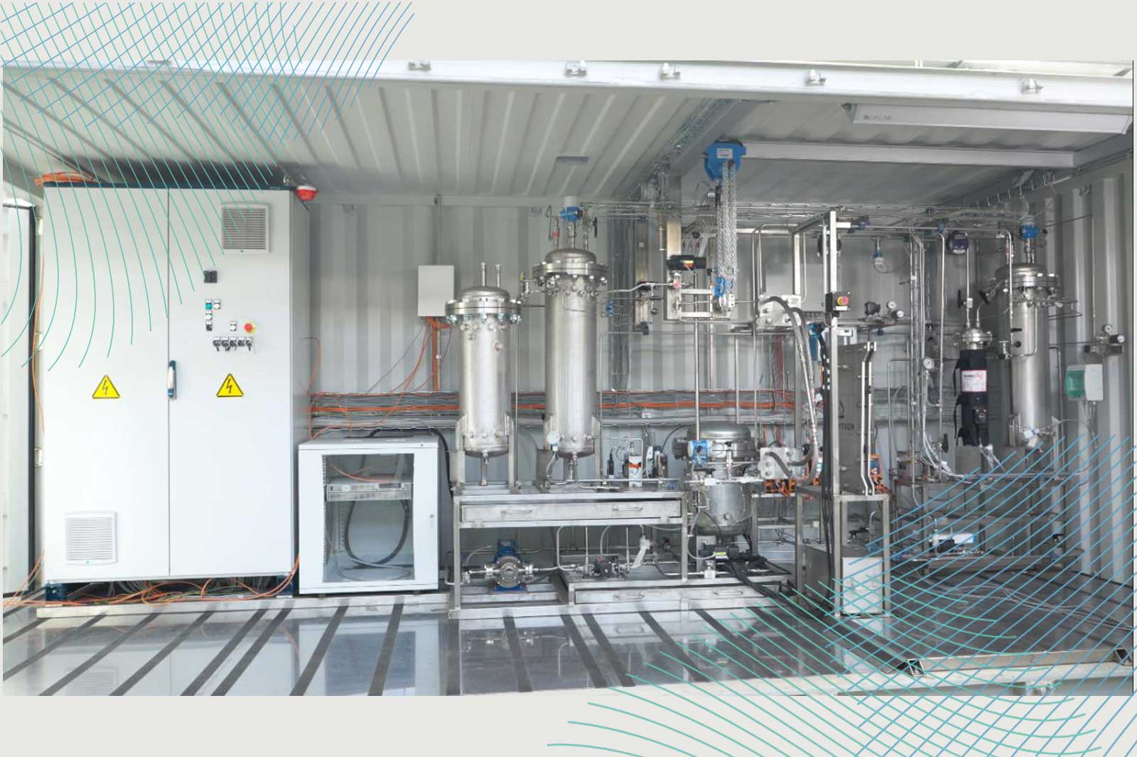 Ein moderner Container mit einer komplexen Maschinenanordnung und elektrischen Schaltkästen für industrielle Prozesse.