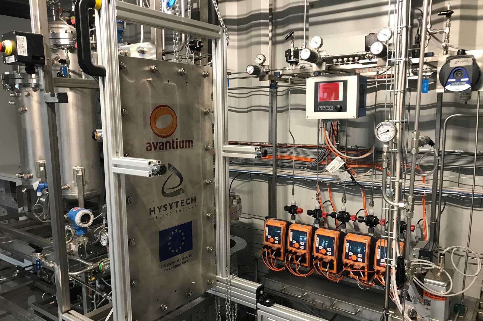 Ein komplexes technisches System mit Stahlbehältern und Steuergeräten. Markenlogos sind sichtbar.