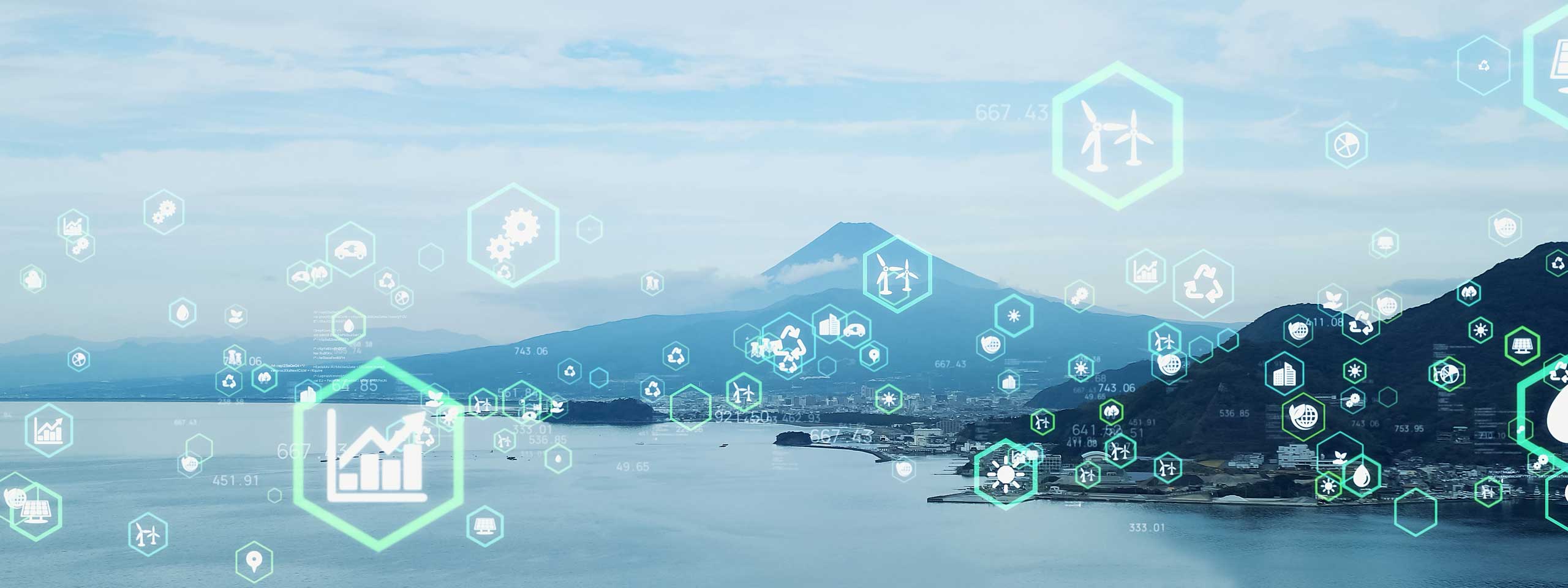 Eine Landschaft mit Bergen im Hintergrund und Icons für erneuerbare Energien und Datenanalyse auf einem Wasserflächenhintergrund.