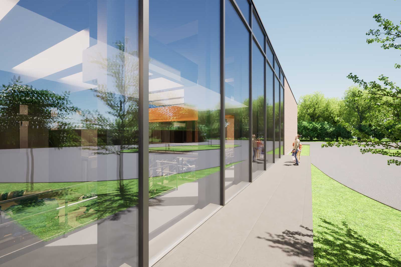 Ein modernes Gebäude mit bodentiefen Glasfronten, in denen sich Bäume spiegeln, mit einem gepflasterten Gehweg, Rasenflächen und zwei Personen daneben.