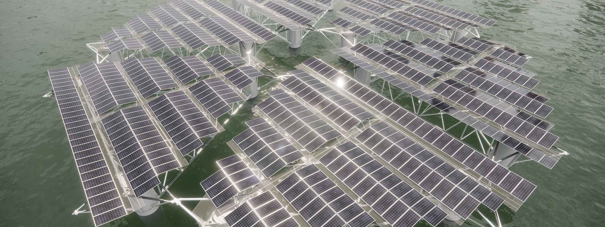 Eine Übersicht über eine schwimmende Solaranlage auf Wasser, mit zahlreichen Solarpanelen in verschiedenen Anordnungen.