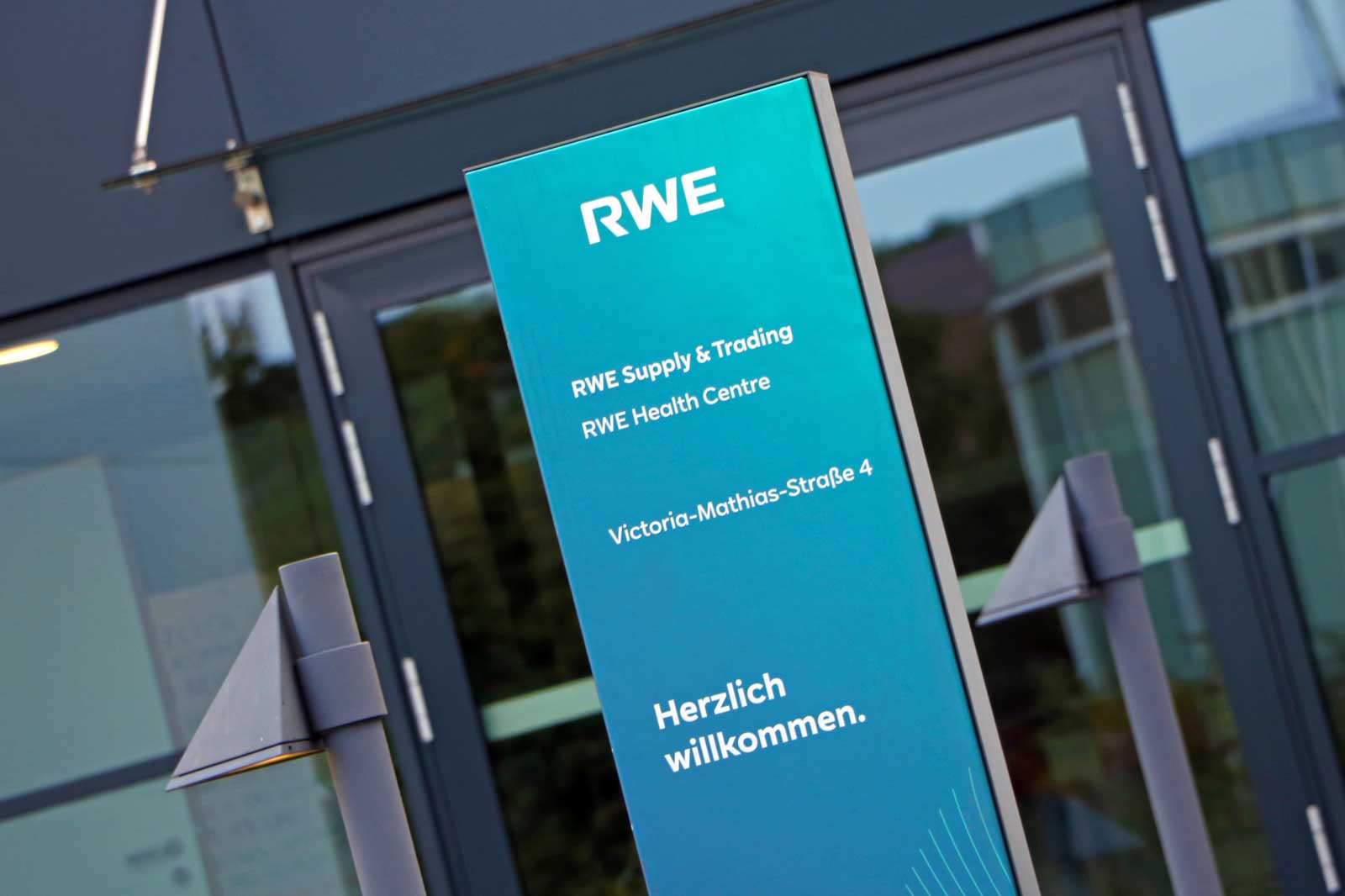 Ein Schild mit dem Logo von RWE zeigt die RWE Supply & Trading und das RWE Gesundheitszentrum in der Victoria-Matthias-Straße 4.