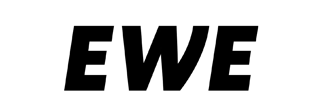 Schwarzes, leicht nach rechts geneigtes Logo mit den Großbuchstaben „EWE“ in fetter serifenloser Schrift auf weißem Hintergrund.