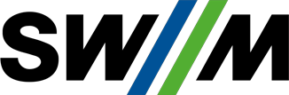 Schwarzer, fetter Schriftzug „SWIM“ in klarer, serifenloser Typografie mit zwei diagonal verlaufenden Streifen in Blau und Grün auf weißem Hintergrund.