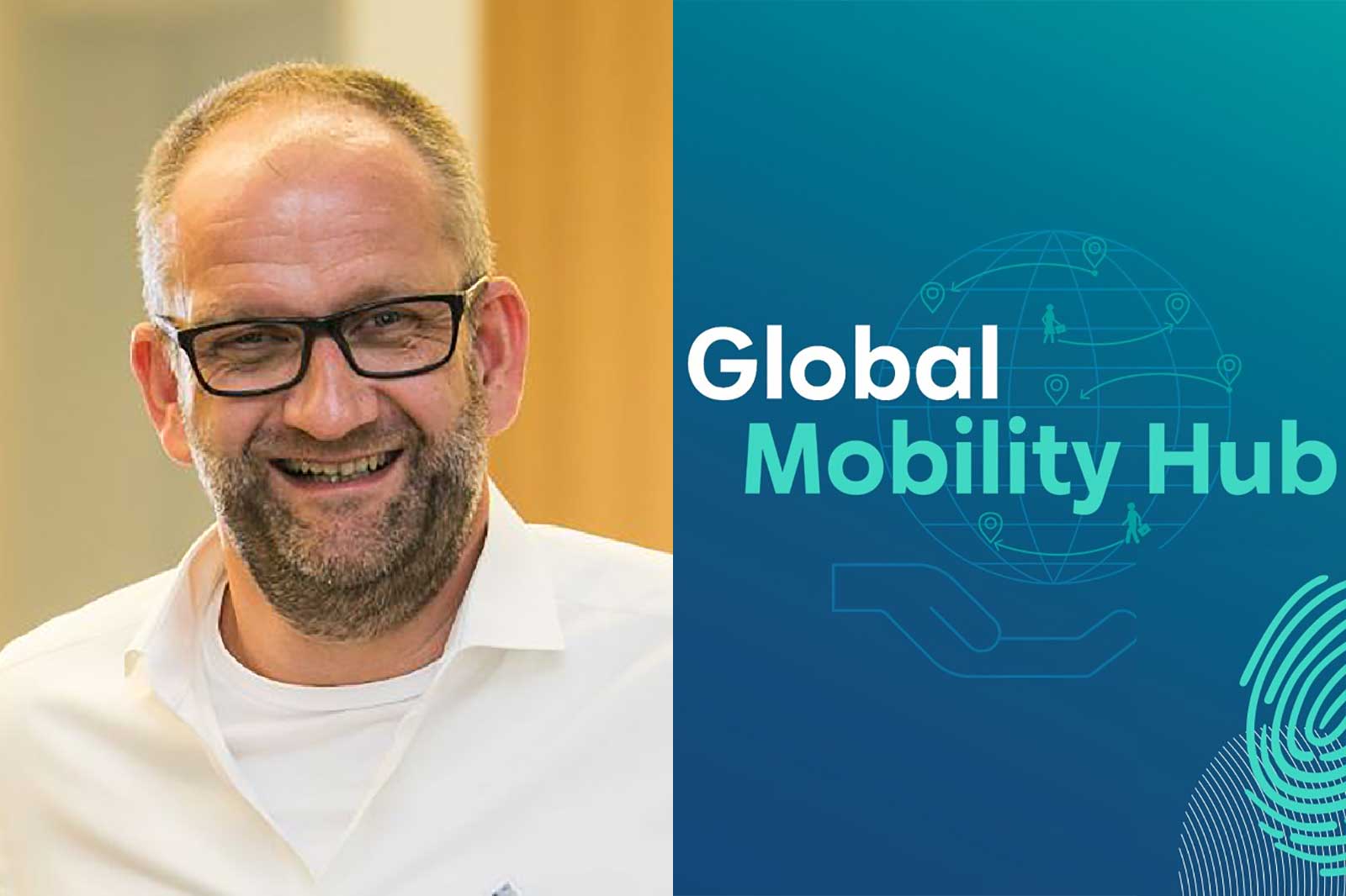 Ein Mann in einem weißen Hemd steht neben dem Text 'Global Mobility Hub', dessen Hintergrund in blauen und grünen Farben gestaltet ist.